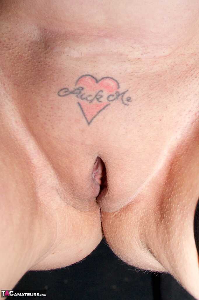Mature fatty Speedy Bee uncovers her large tits before masturbating in a bar - Speedy Bee