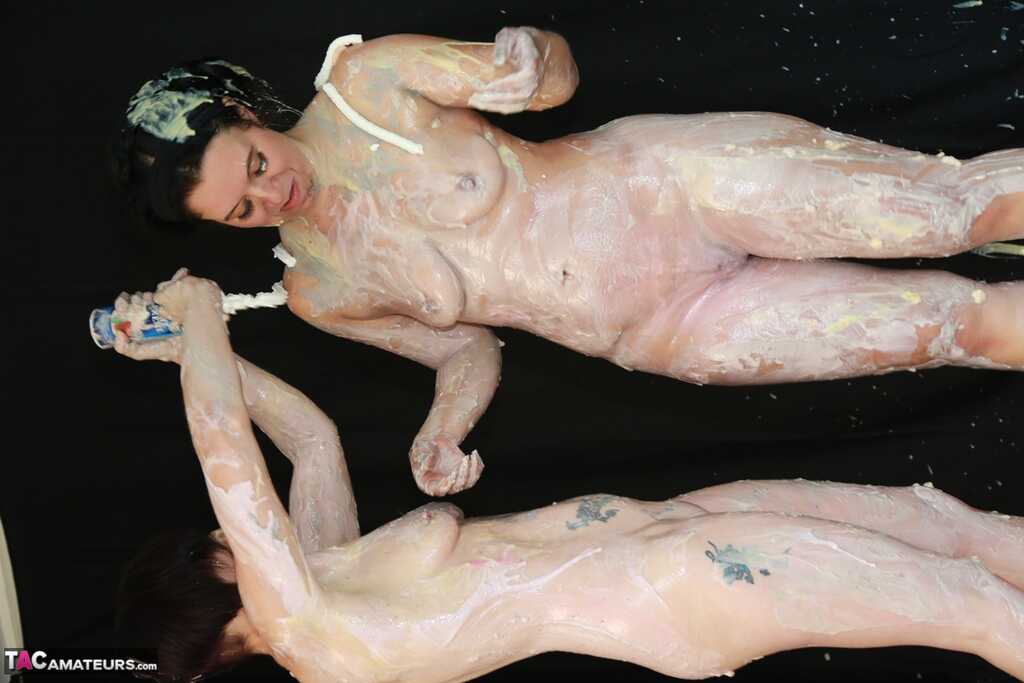 Lesbian Body Paint: Naked Amateur Zander Lee and her Granny Friend Cover Each Other in Lustful Paint! - Zander Lee
