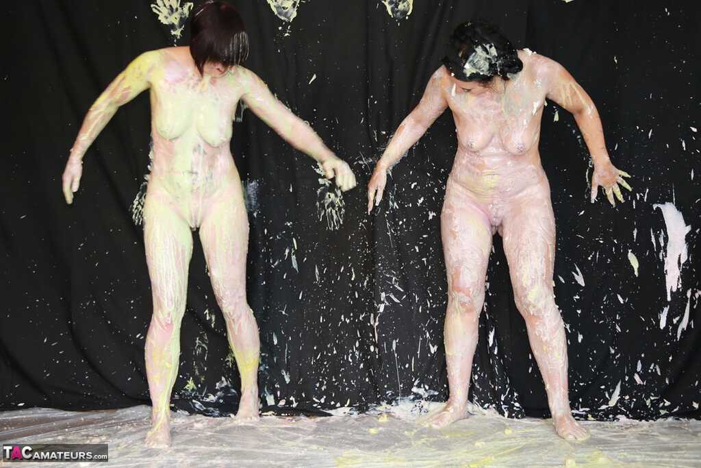 Lesbian Body Paint: Naked Amateur Zander Lee and her Granny Friend Cover Each Other in Lustful Paint! - Zander Lee