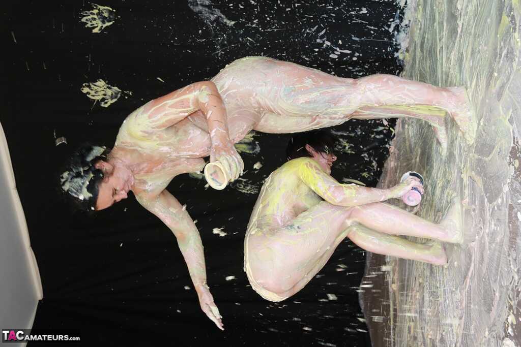 Lesbian Body Paint: Naked Amateur Zander Lee and her Granny Friend Cover Each Other in Lustful Paint! - Zander Lee