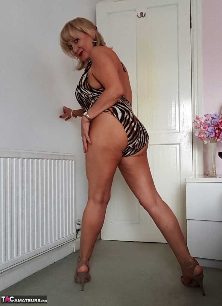 Chubby British Mommy Lornablu in a Curvy Bikini Showing Her Naturals and Pussy for the First Time