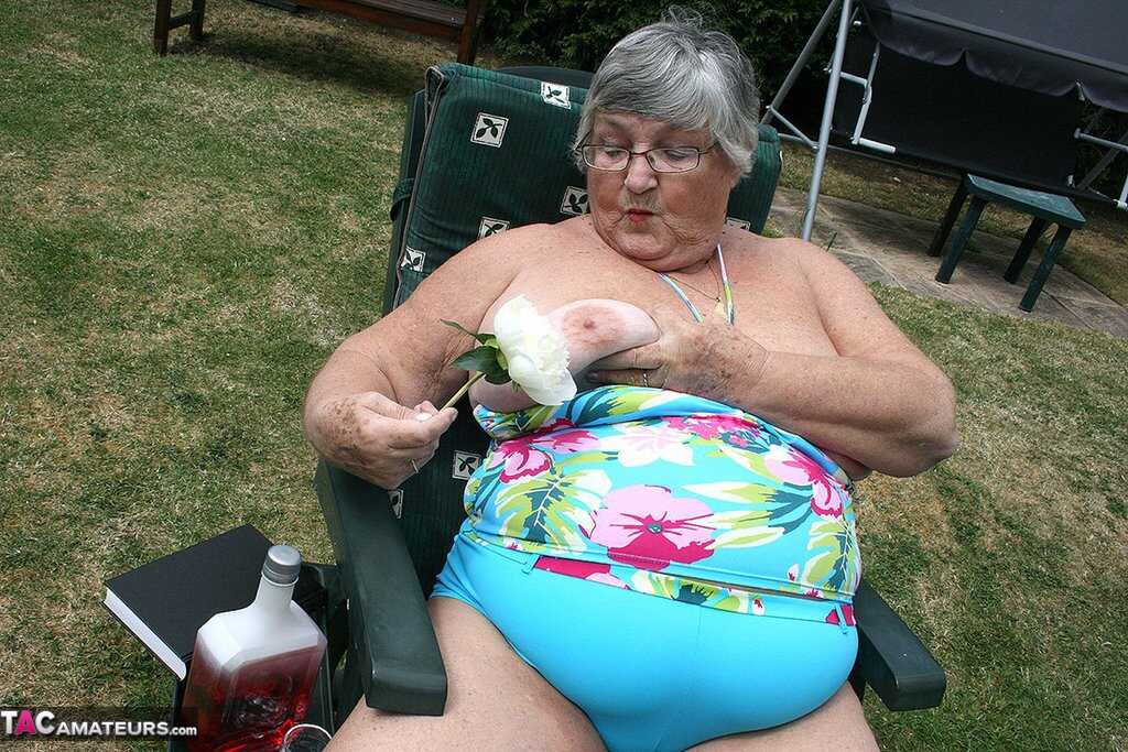 Granny Pussy Party: Libby's Fat Pussy Gets Stuffed with a Bottle in the Garden - Grandma Libby