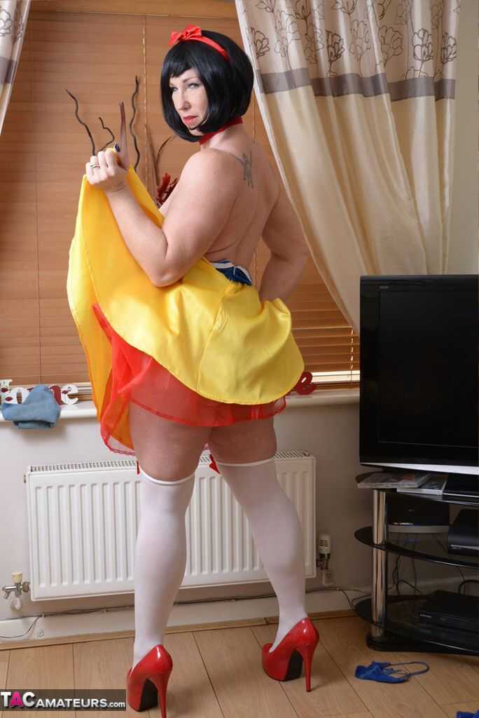 Thick Amateur Melody Strips Off Her Cosplay Attire to Get Naked in Her Living Room