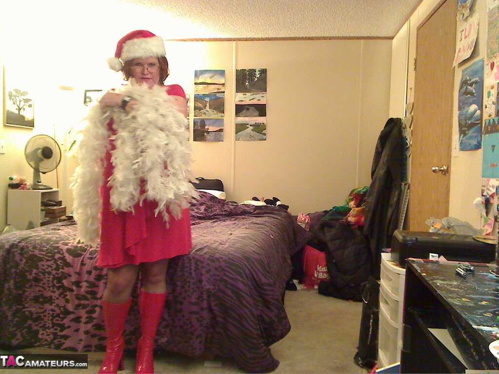 The Naughty Misha Milf Gets Nailed by Santa's Elves During a Sexy Xmas Photoshoot - Misha Milf