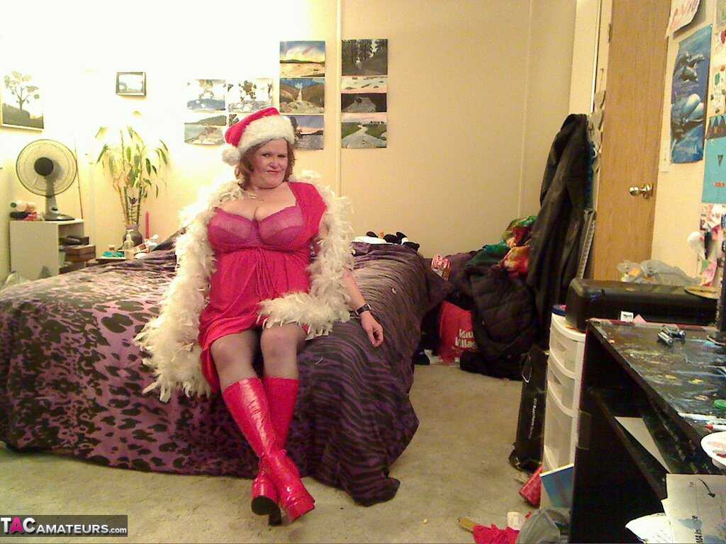 The Naughty Misha Milf Gets Nailed by Santa's Elves During a Sexy Xmas Photoshoot - Misha Milf
