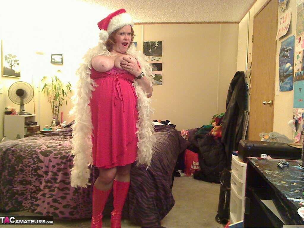 The Naughty Misha Milf Gets Nailed by Santa's Elves During a Sexy Xmas Photoshoot - Misha Milf