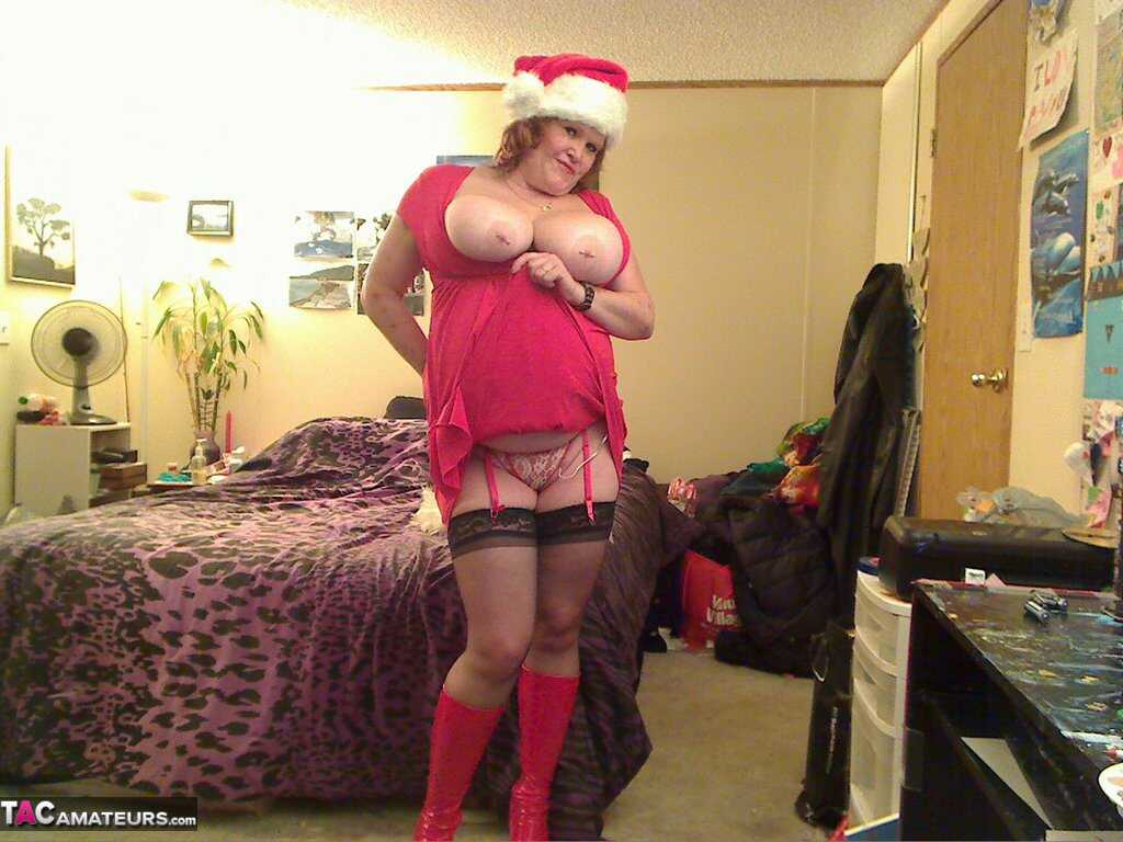 The Naughty Misha Milf Gets Nailed by Santa's Elves During a Sexy Xmas Photoshoot - Misha Milf