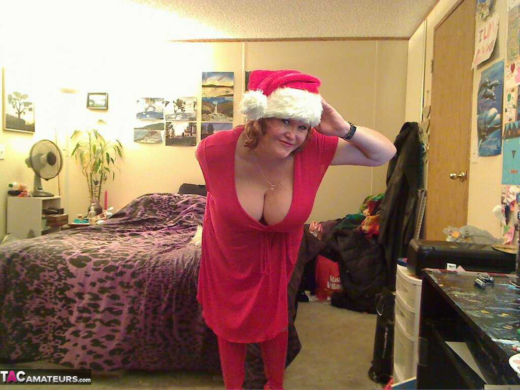 The Naughty Misha Milf Gets Nailed by Santa's Elves During a Sexy Xmas Photoshoot - Misha Milf