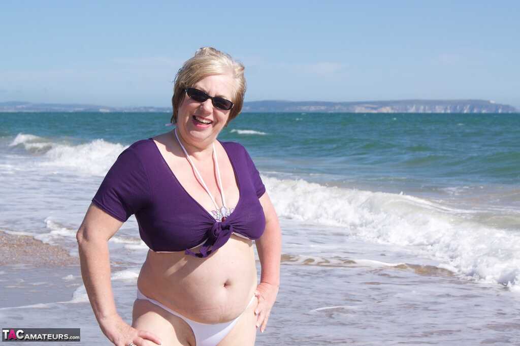 Mature amateur Speedy Bee gets naked in shades on a British beach