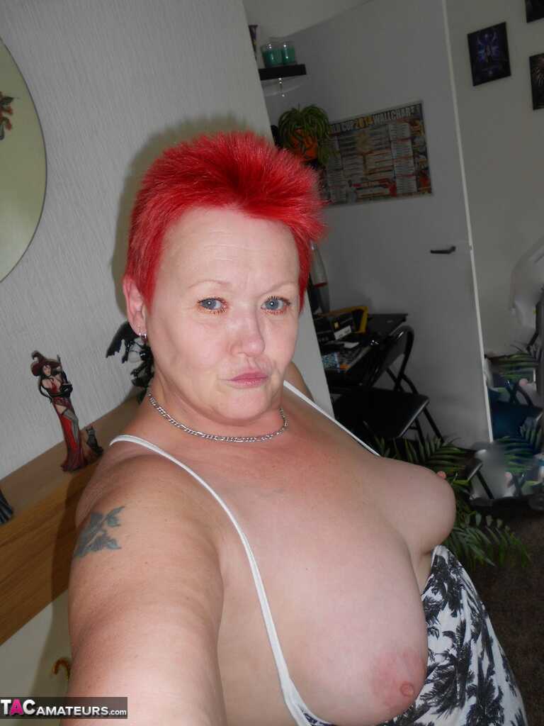 Older redhead Valgasmic Exposedabres selfies twats while her tits and bbs bounce for the camera