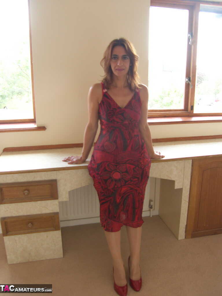 Middle-aged amateur changes into latex slutwear prior to toying her mature pussy - Jolanda