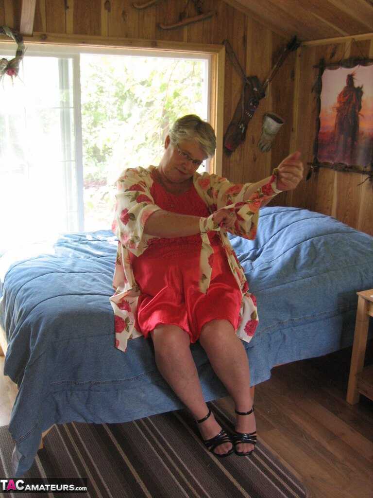 Short haired granny Girdle Goddess strips off her stockings and high heels, exposing her hairy pussy to the camera! - Gird...