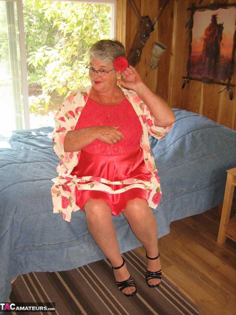 Short haired granny Girdle Goddess strips off her stockings and high heels, exposing her hairy pussy to the camera! - Gird...