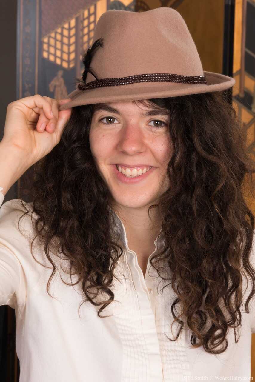 Amateur model Silki Smith parts her all natural pussy wearing a felt hat - Silki Smith