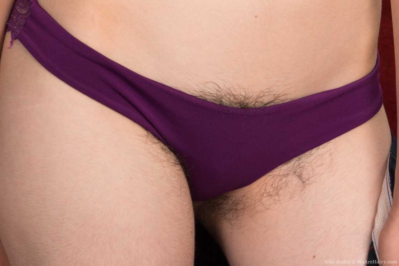 Amateur model Silki Smith parts her all natural pussy wearing a felt hat - Silki Smith
