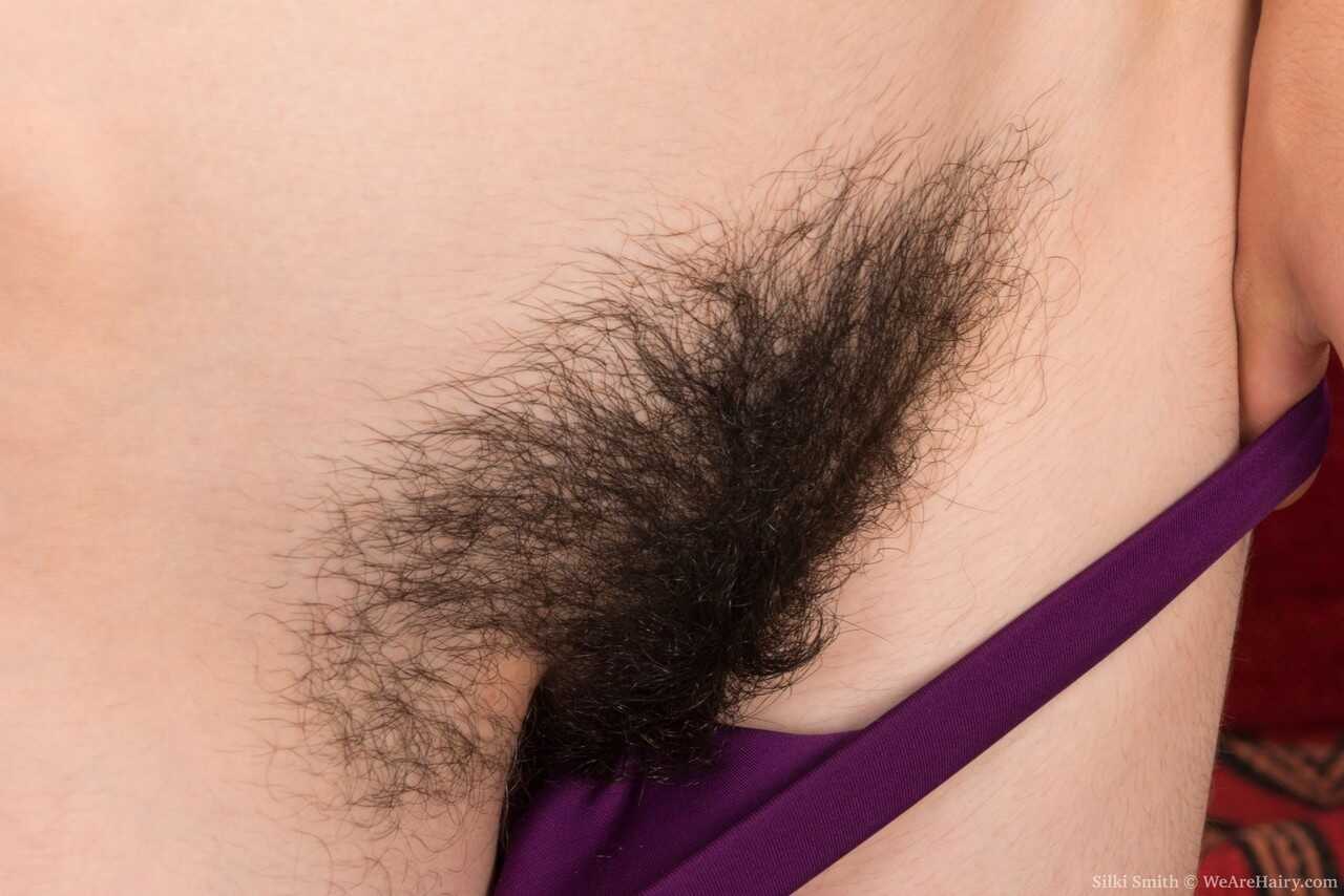 Amateur model Silki Smith parts her all natural pussy wearing a felt hat - Silki Smith