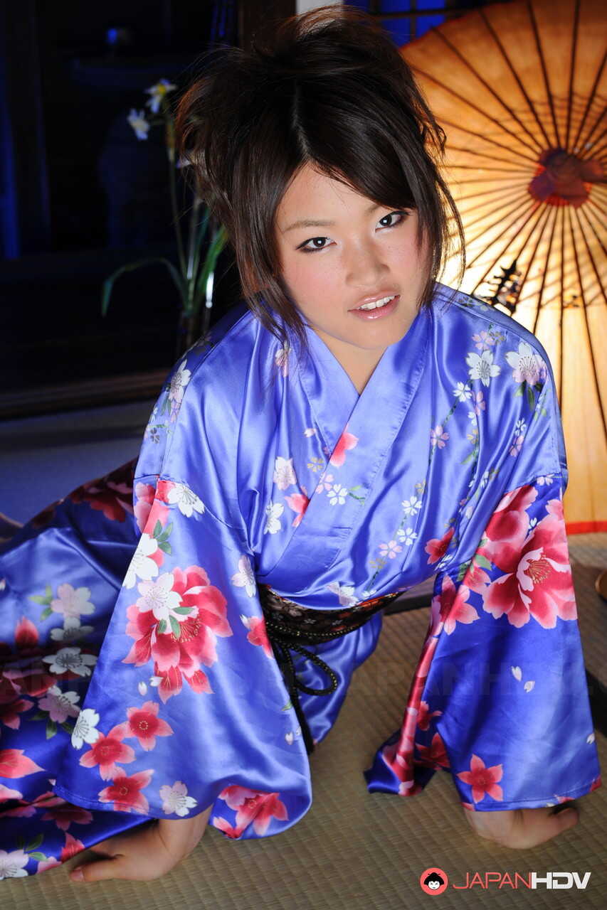 Exposed Beauty: Nene Nagasawa Baring Her Shoulders In A Classic Kimono Robe - Nene Nagasawa