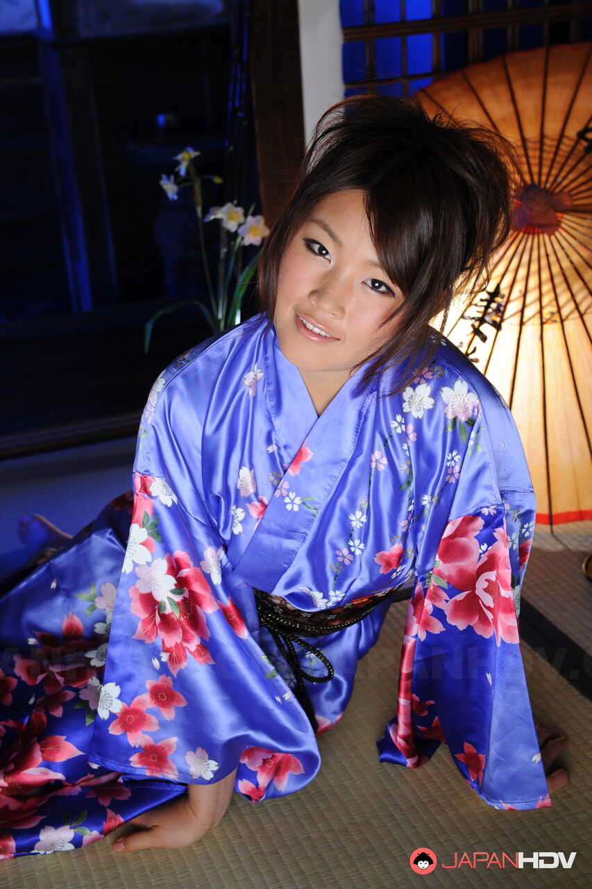 Exposed Beauty: Nene Nagasawa Baring Her Shoulders In A Classic Kimono Robe - Nene Nagasawa