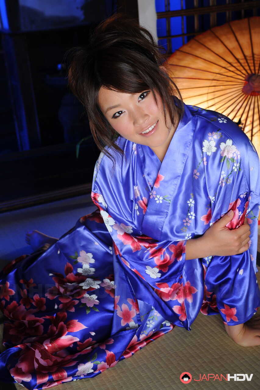 Exposed Beauty: Nene Nagasawa Baring Her Shoulders In A Classic Kimono Robe - Nene Nagasawa