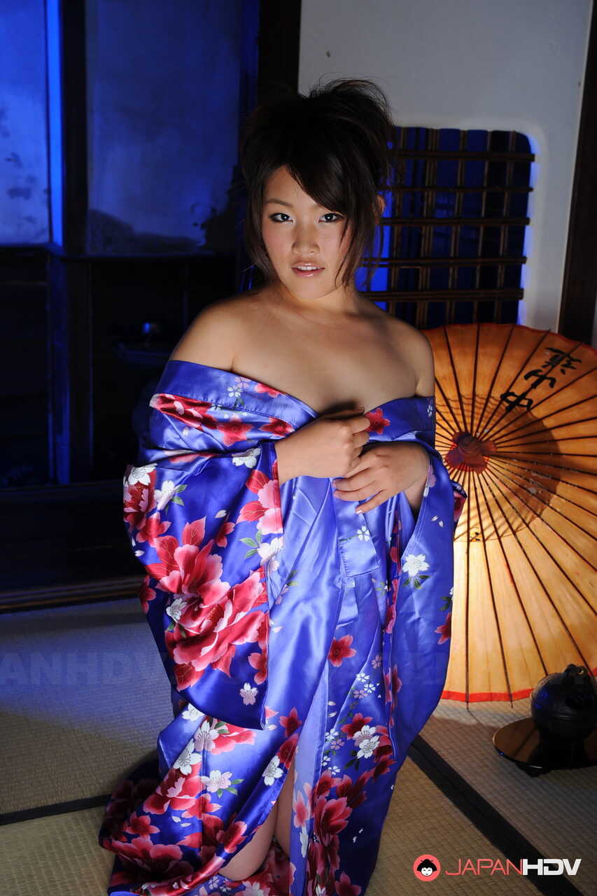 Exposed Beauty: Nene Nagasawa Baring Her Shoulders In A Classic Kimono Robe - Nene Nagasawa