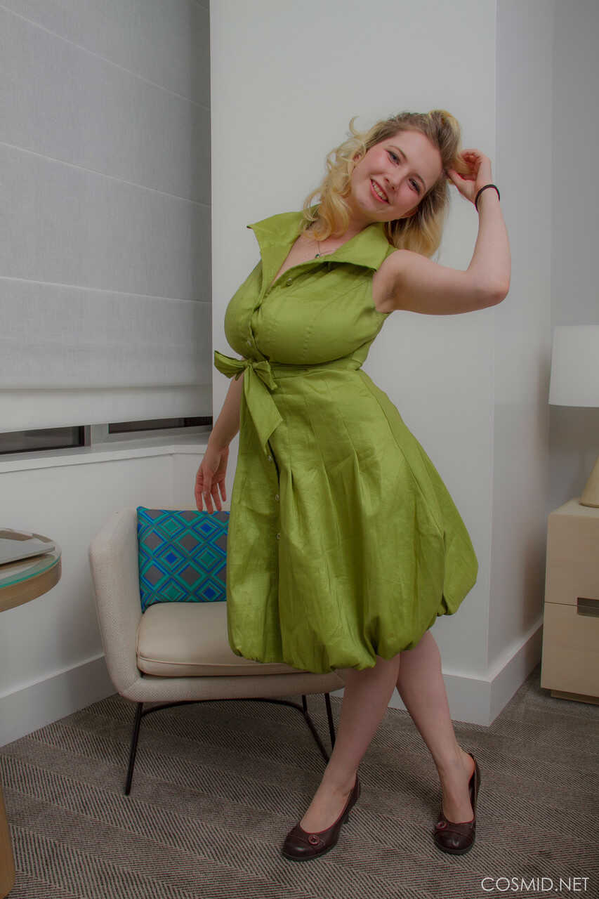Blonde Mimmy Takes It Off for the Camera Mim Turner's Natural Tit-tastic Adventure! - Mim Turner