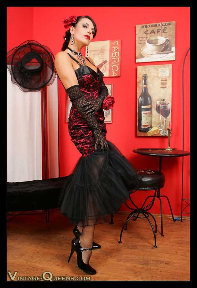 Mom&#039;s Vintage Undressing: A Hot MILF Goes Tops-Off in Girdle Panties and Retro Nylons! - Vintage Lingerie