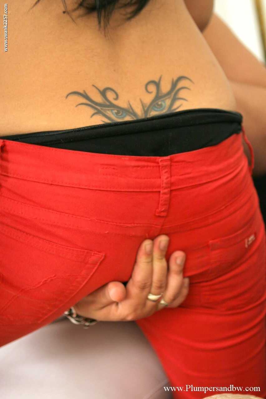 Fat Sugar Momma and Her Toy Girl Share a Double Dildo During Lesbian Sex with Two Latin Beauties - 