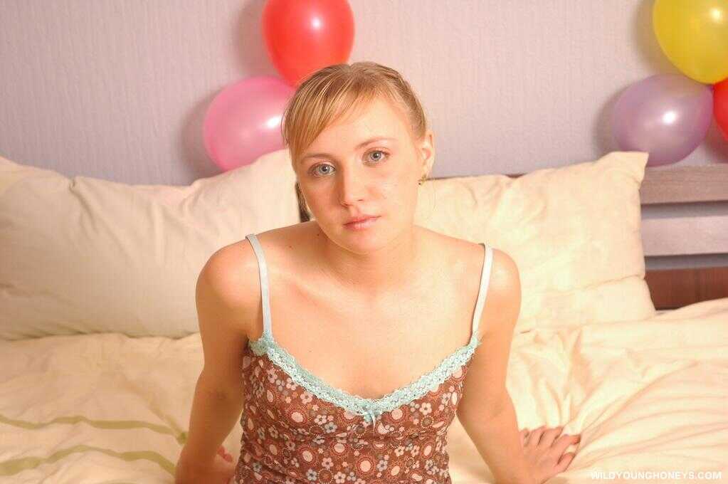 Awkward Mary: Amateur Bed F*cks and Cum Spillage with the Young Looking Girl - Mary