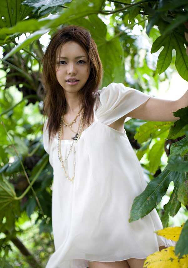 Upskirt Flashing MILF: Yura Aikawa Exposes Her Lacey Panties in Front of the Camera! - Yura Aikawa