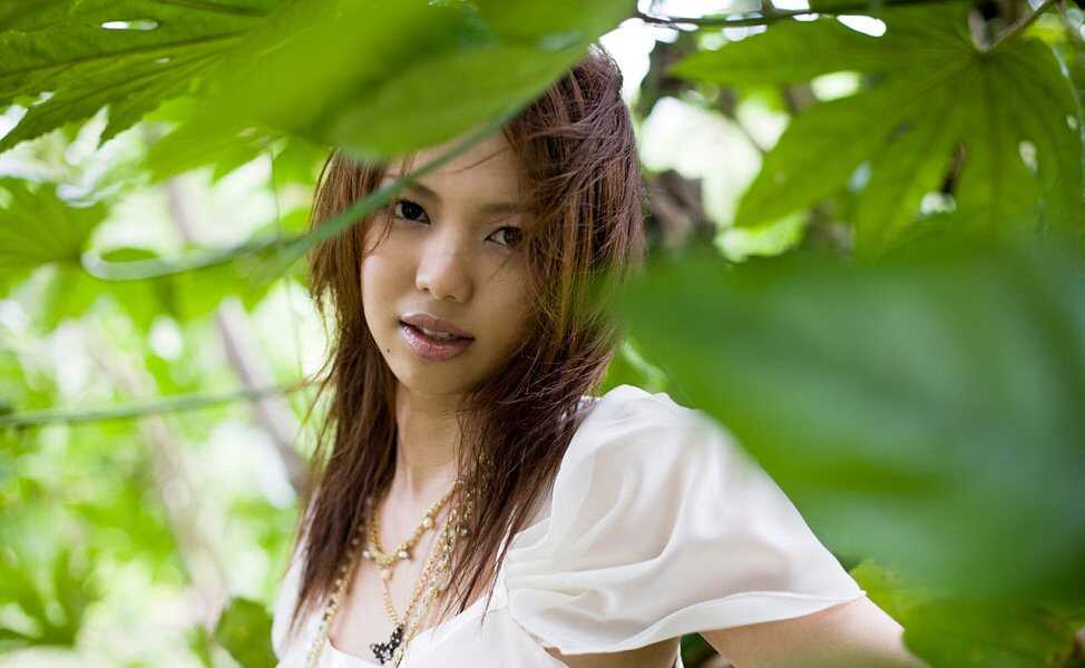 Upskirt Flashing MILF: Yura Aikawa Exposes Her Lacey Panties in Front of the Camera! - Yura Aikawa