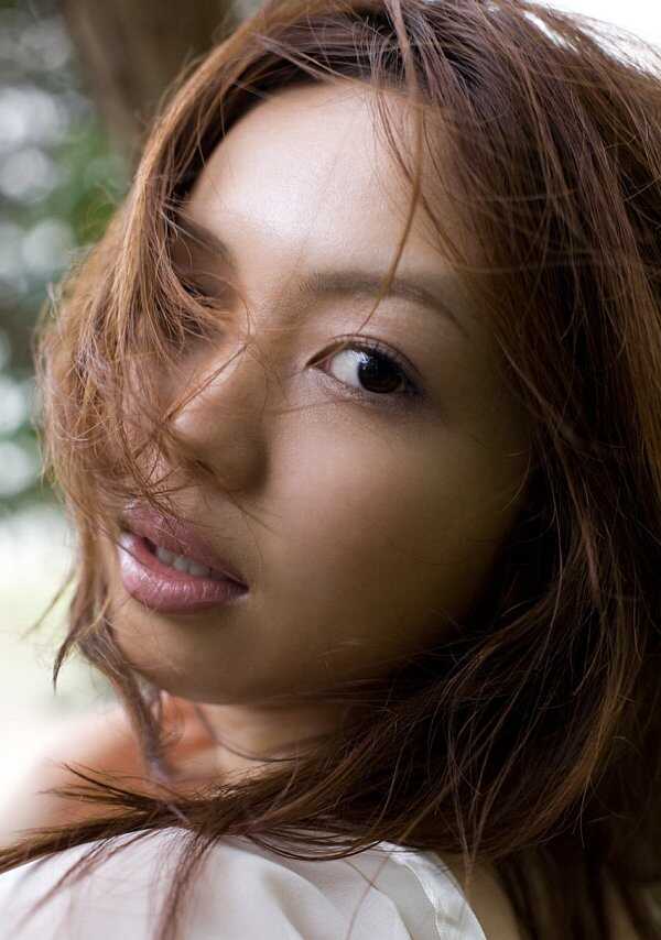Upskirt Flashing MILF: Yura Aikawa Exposes Her Lacey Panties in Front of the Camera! - Yura Aikawa