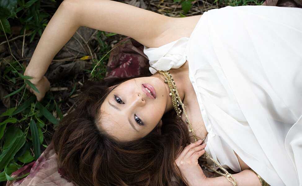 Upskirt Flashing MILF: Yura Aikawa Exposes Her Lacey Panties in Front of the Camera! - Yura Aikawa