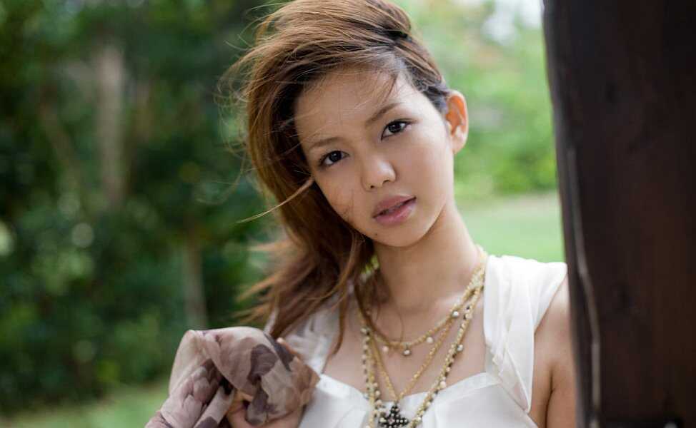 Upskirt Flashing MILF: Yura Aikawa Exposes Her Lacey Panties in Front of the Camera! - Yura Aikawa