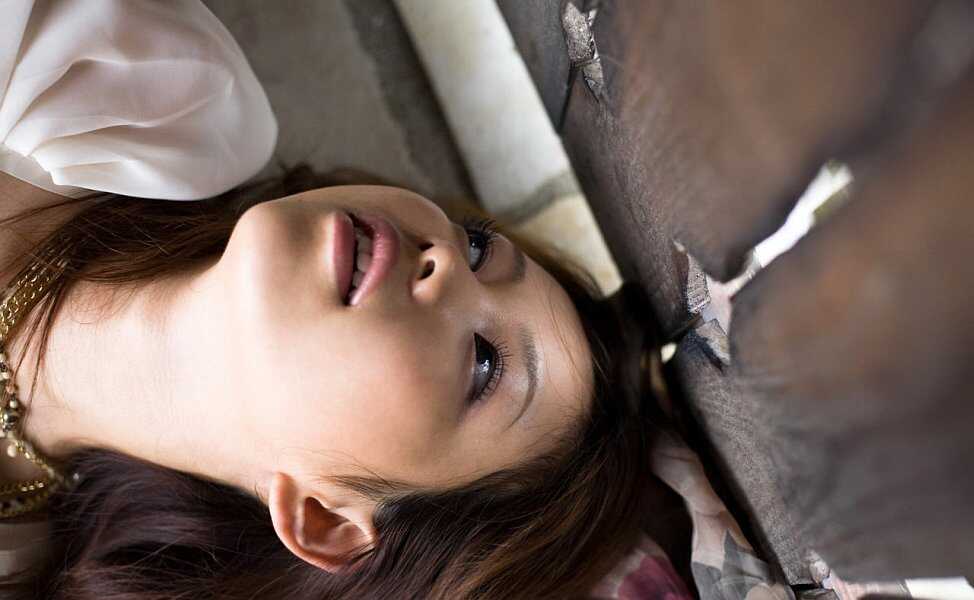 Upskirt Flashing MILF: Yura Aikawa Exposes Her Lacey Panties in Front of the Camera! - Yura Aikawa