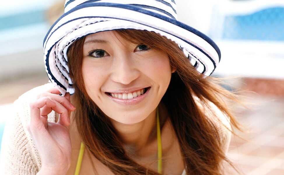 Wandering Yu: A Solo Japanese Girl with Red Hair in a Bikini and Hat Takes on Public Places - Yu Saotome