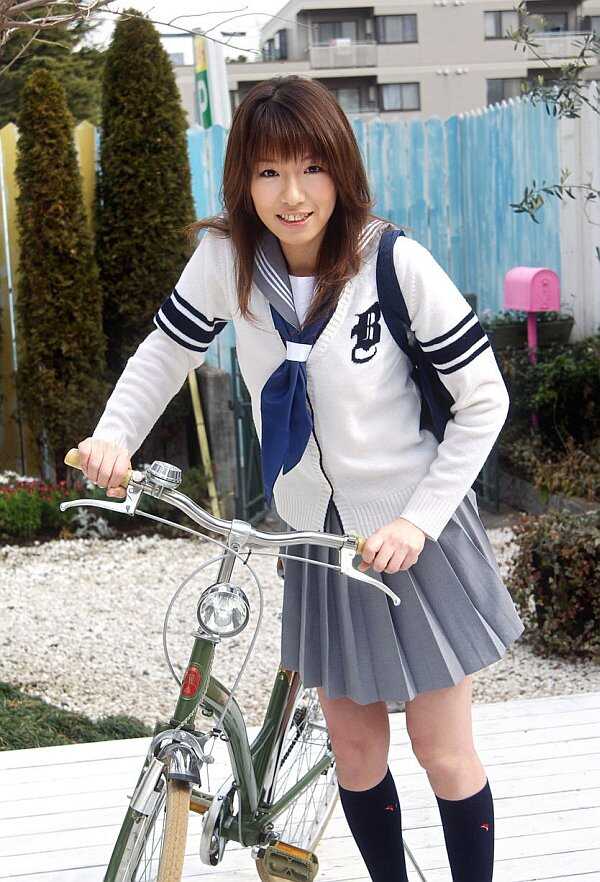 Cute Japanese student Towa Aino takes off her brassiere in a tempting manner - Towa Aino