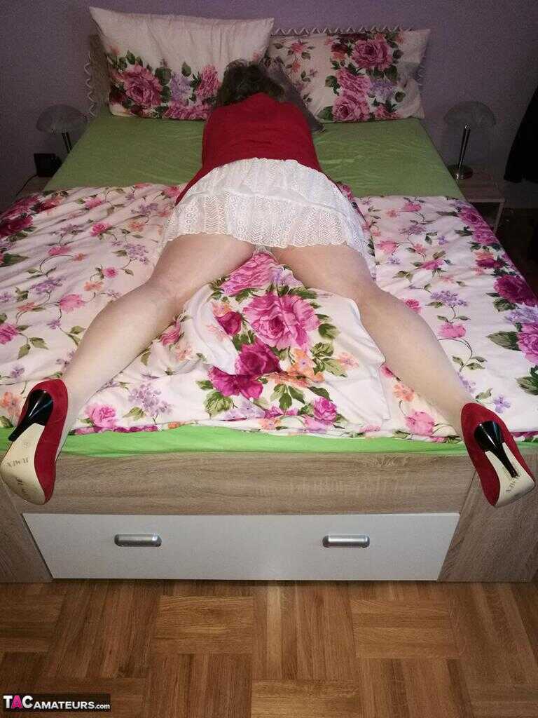 MILF Caro Goes Down on Mature Milf in White Gloves While She Shows Off Her Bush and Big Ass - Caro