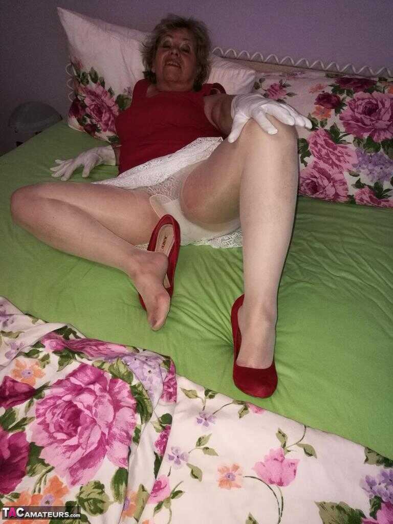 MILF Caro Goes Down on Mature Milf in White Gloves While She Shows Off Her Bush and Big Ass - Caro