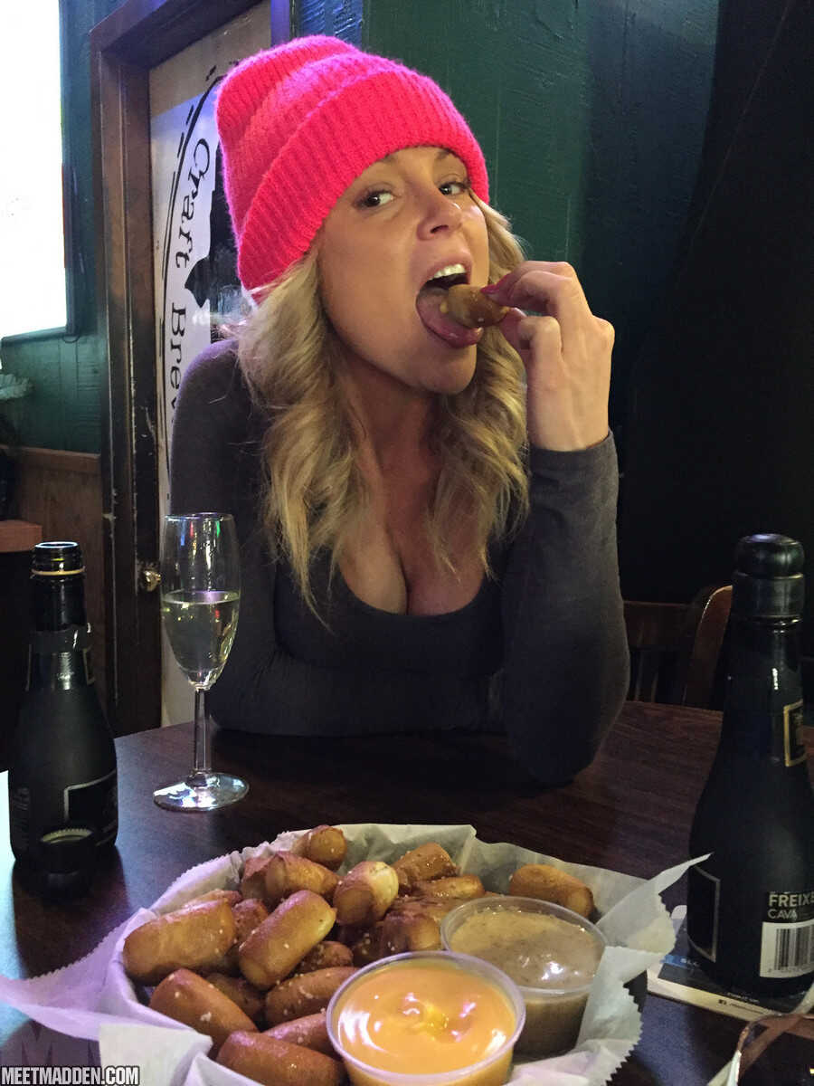 Mommy Meets Santa Claus Naughty Christmas Shopping Adventure with Amateur MILF and Yoga Pants! - Meet Madden