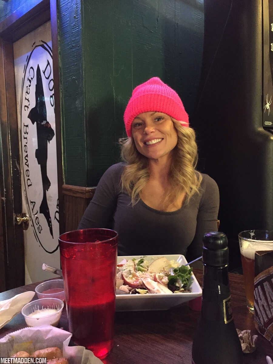 Mommy Meets Santa Claus Naughty Christmas Shopping Adventure with Amateur MILF and Yoga Pants! - Meet Madden