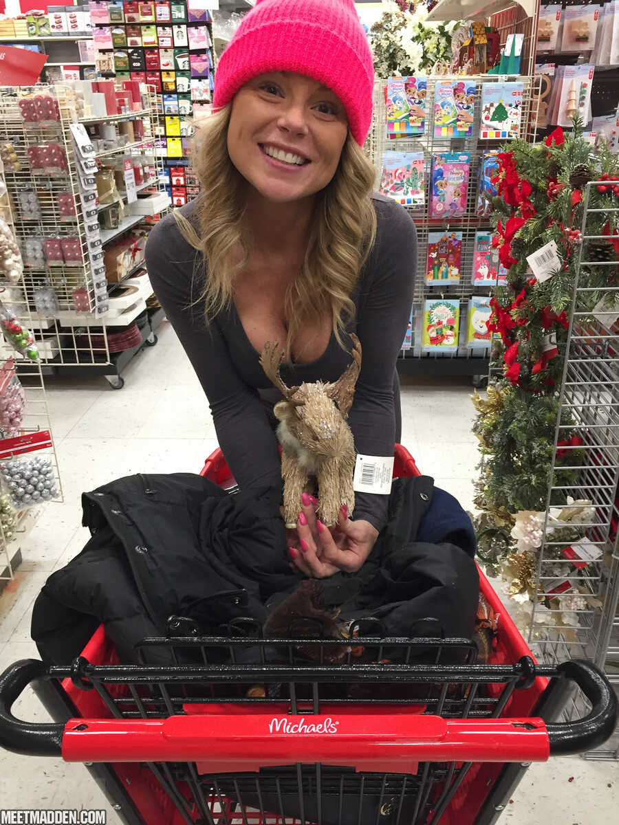 Mommy Meets Santa Claus Naughty Christmas Shopping Adventure with Amateur MILF and Yoga Pants!