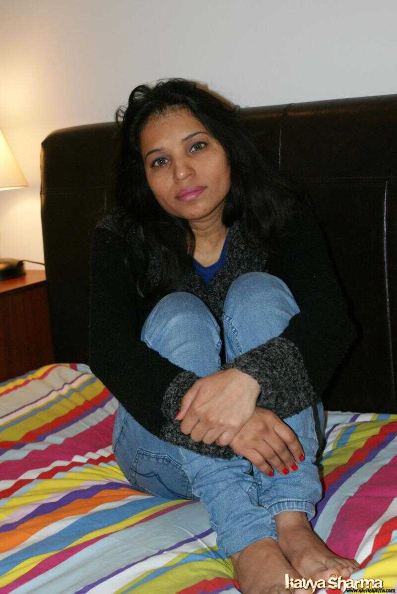 Indian chick Kavya Sharma cups a natural breast after disrobing to masturbate in yoga pants! - Kavya Sharma