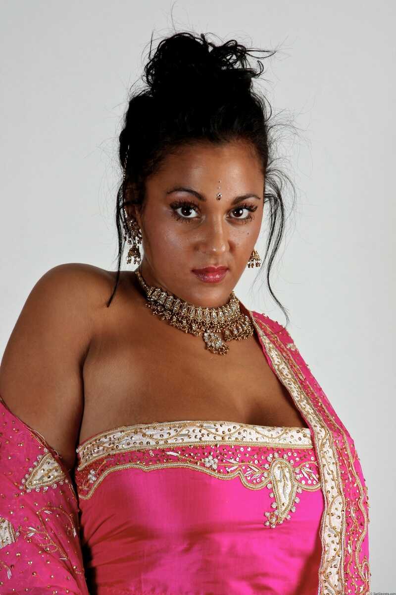 Kinky Desi Beauty Keira Shows Off Her Massive Natural Melons in a Wet Bikini - 