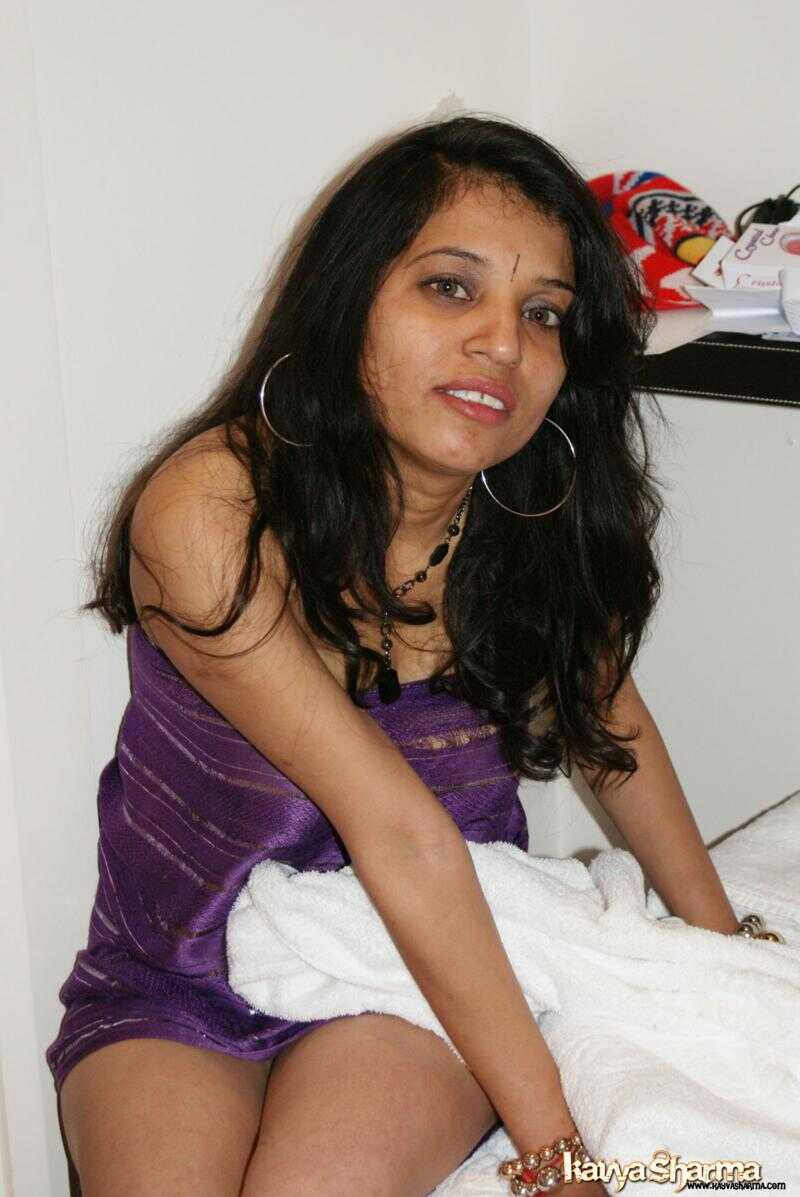 Exotic Indian MILF Kavya Sharma shows off her sexy crossed legs in a seductive non-nude gig - Kavya Sharma