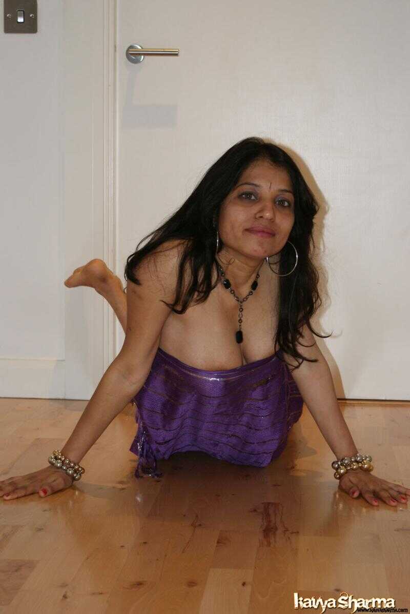 Exotic Indian MILF Kavya Sharma shows off her sexy crossed legs in a seductive non-nude gig