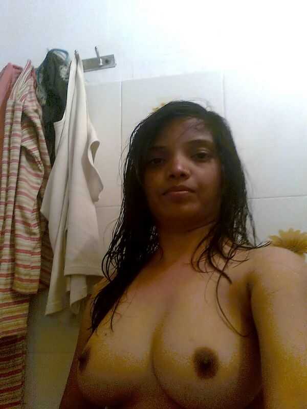 Desi MILF Exposes Her Big Natural Tits During Candid Action At Home 