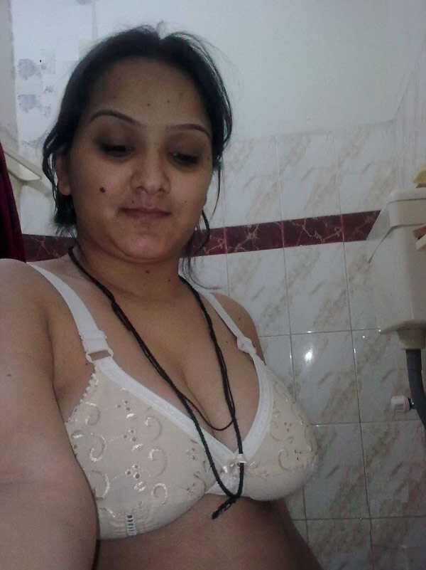 Big Beautiful Desi Housewife Reveals Her Juicy Boobs In A Bra!