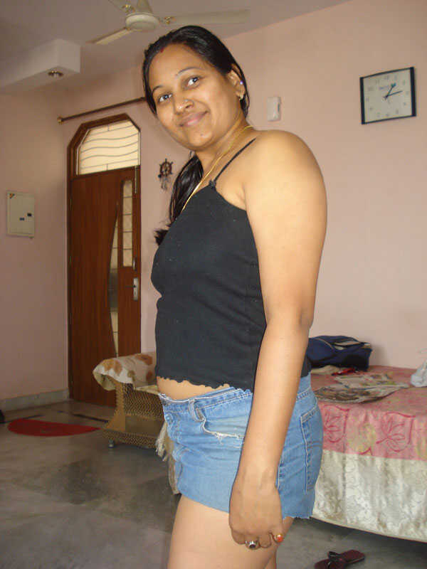 Indian busty housewife's skimpy panties peek out during shopping spree - 