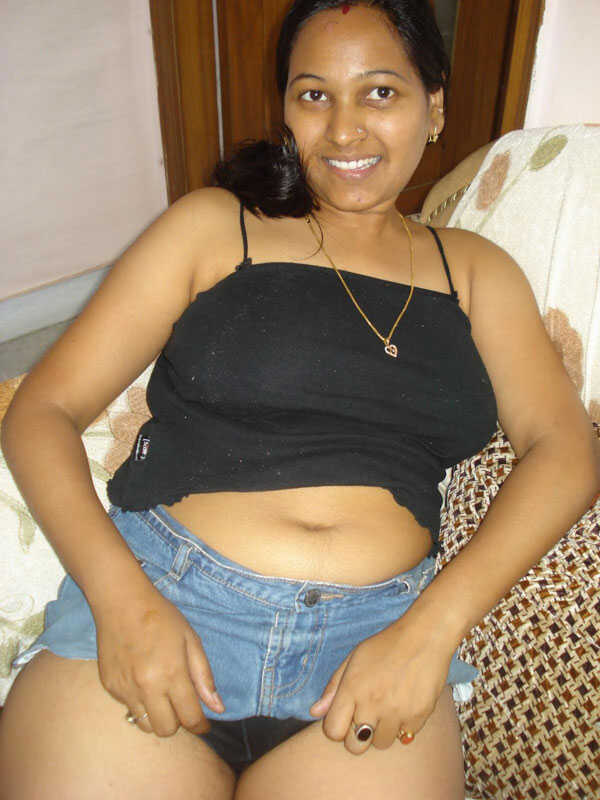 Indian busty housewife's skimpy panties peek out during shopping spree - 
