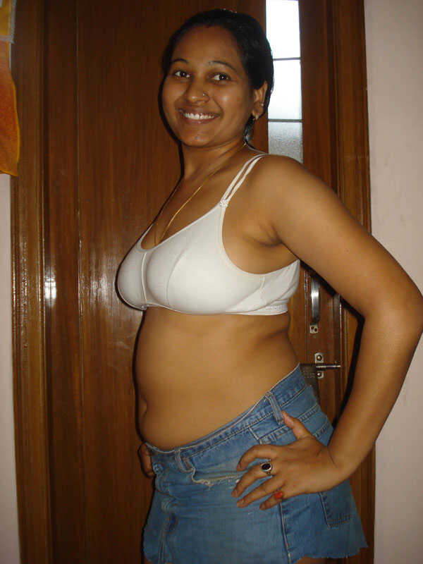 Indian busty housewife's skimpy panties peek out during shopping spree - 